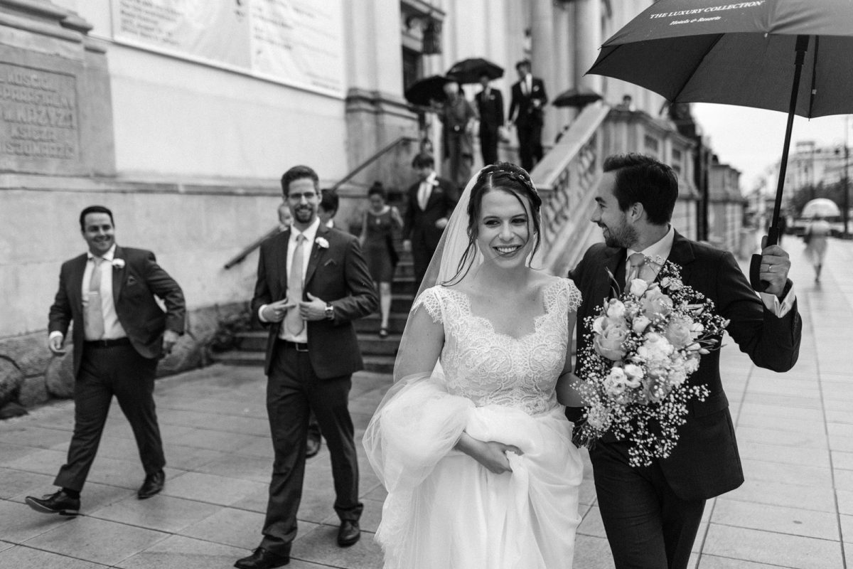 Zdjęcie ślubne w Warszawie, Pary Młodej tuż po wyjściu z kościoła