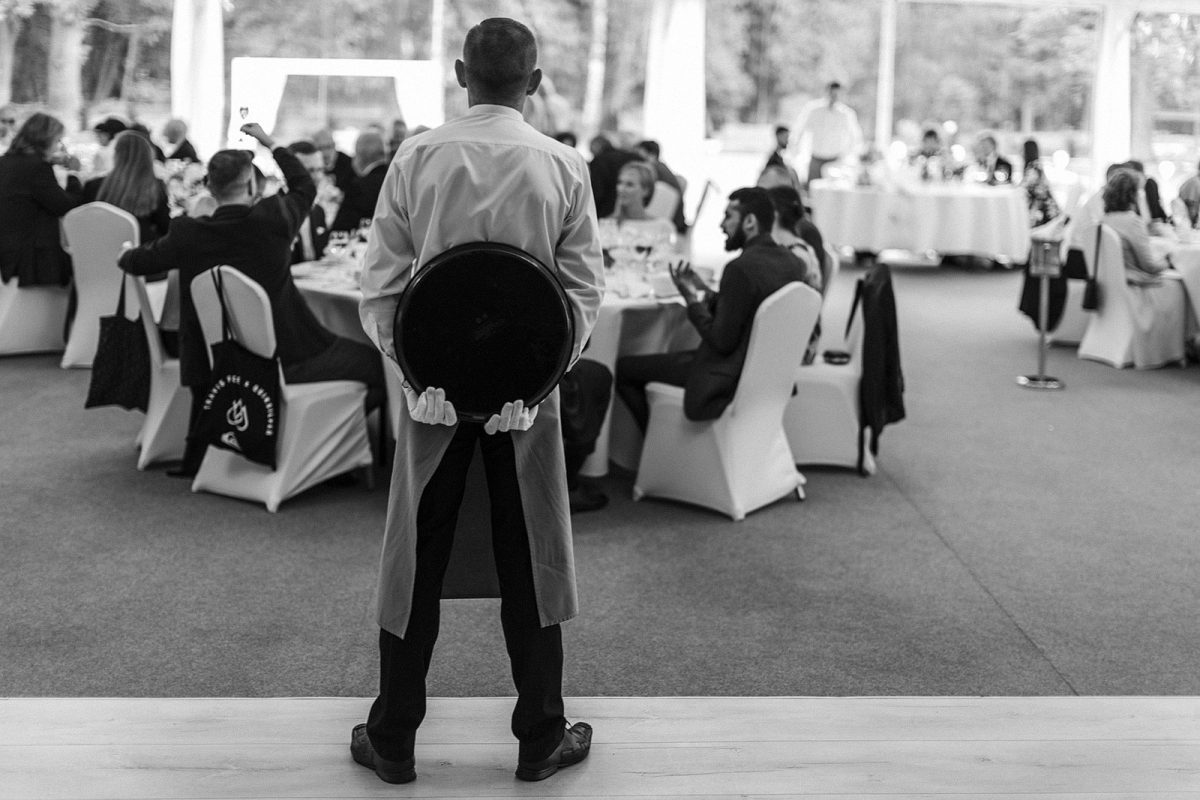Kelner czuwający podczas wesela w Pałacu Rozalin.
