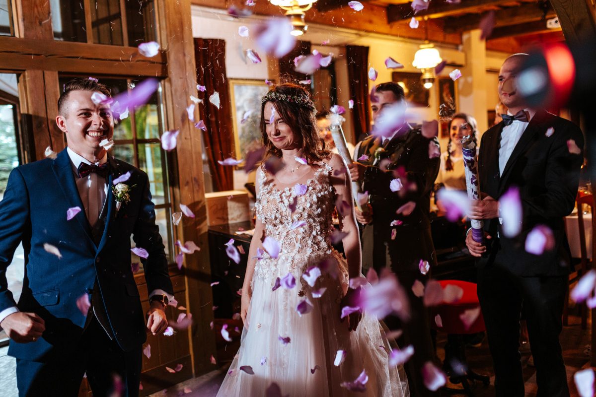 Para Młoda obsypywana konfetti podczas wesela