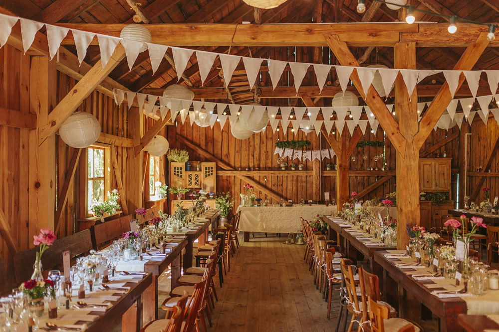 Wnętrze Osady Młyńskiej - stodoły, w której można zorganizować wesele w stylu rustykalnym.