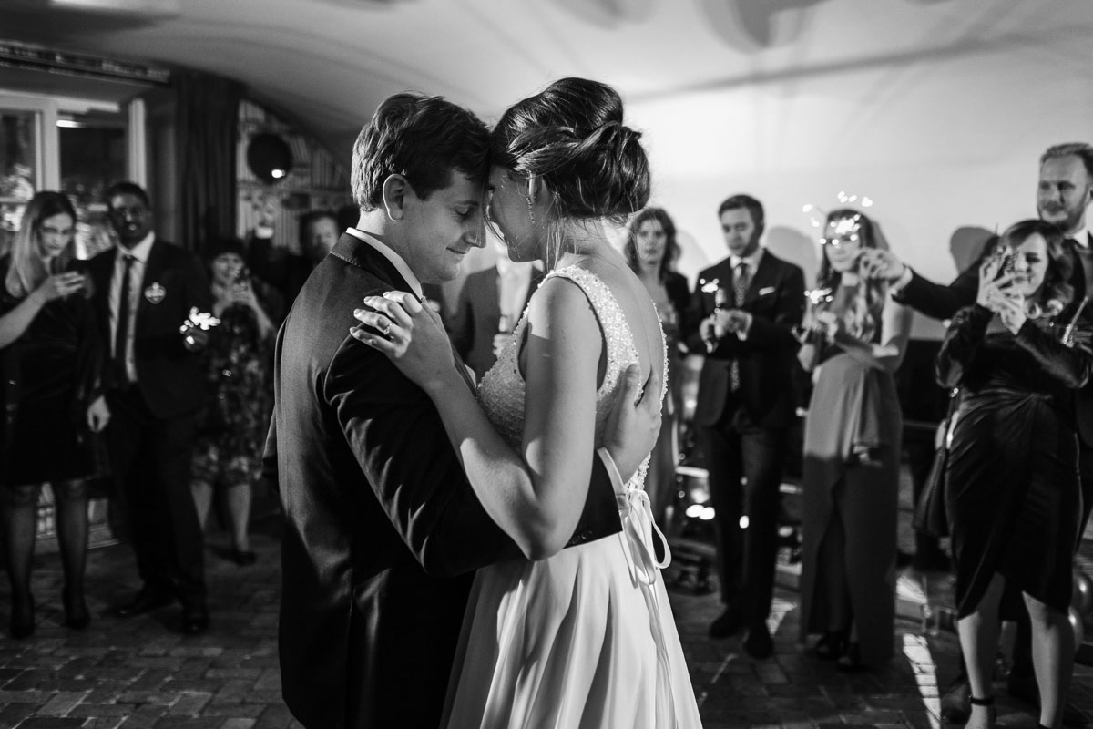 Przytulająca się para młoda podczas wesela w restauracji Amber Room. Autor: Paweł Kotas - fotograf ślubny.