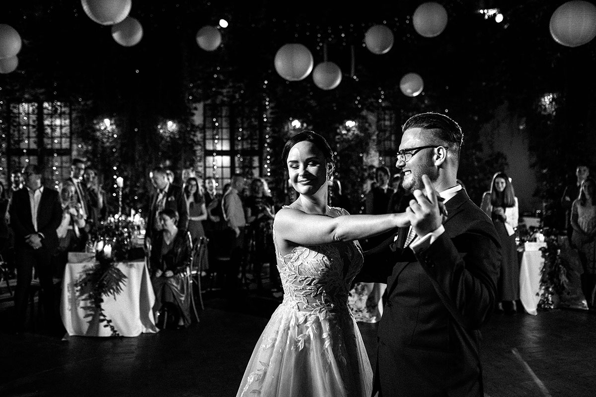 Zdjęcie ślubne wykonane podczas pierwszego tańca na weselu w Zamku Joannitów w Łagowie