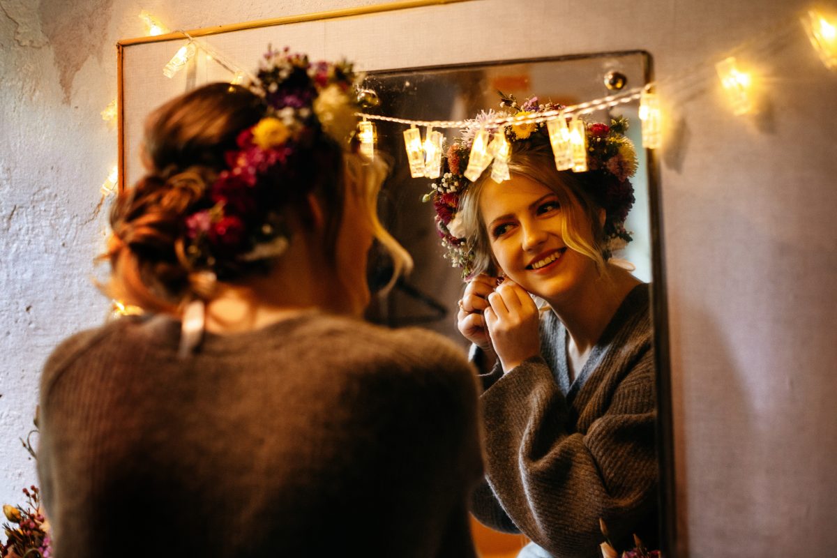 Zdjęcia z przygotowań ślubnych - Panna Młoda przed lustrem
