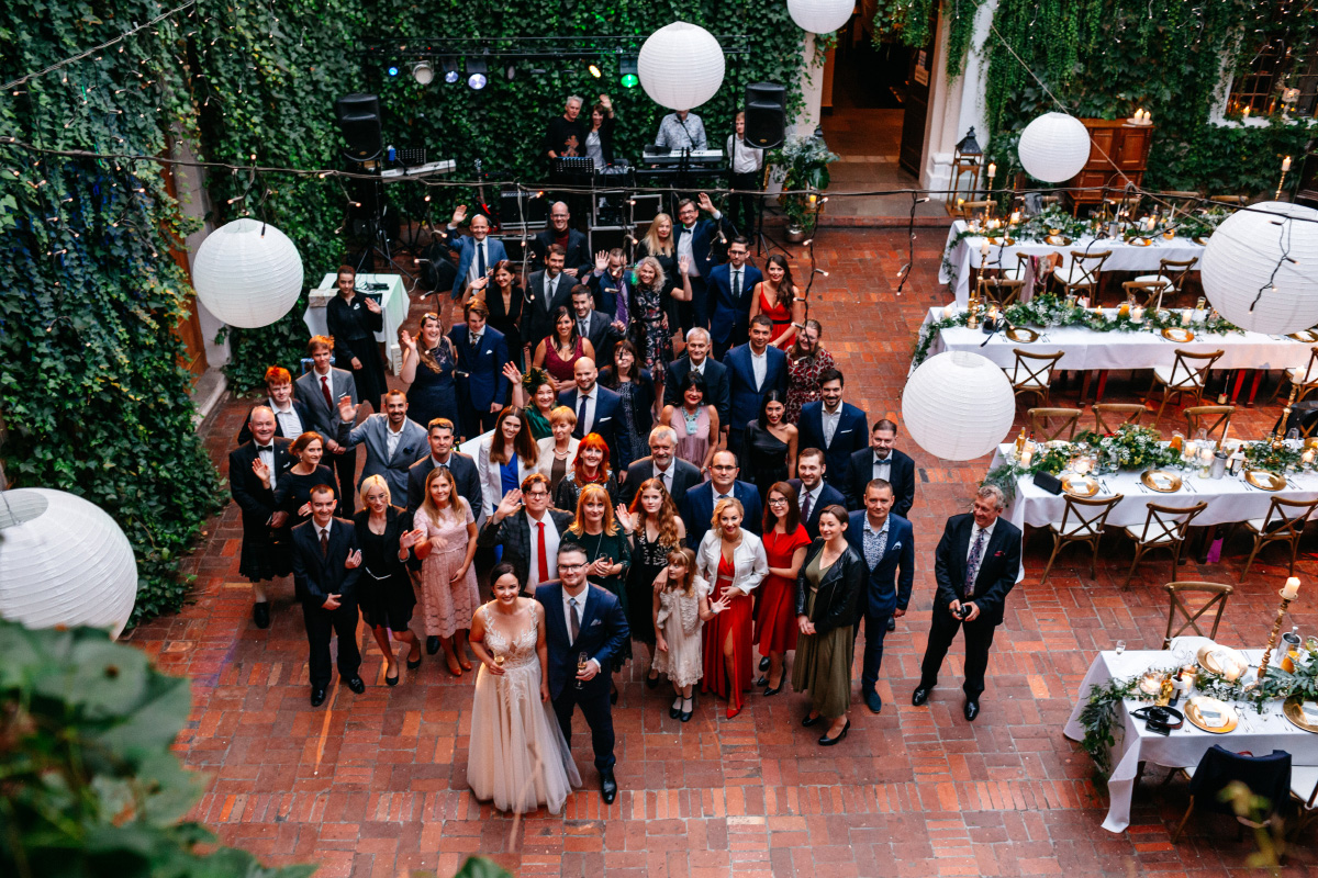 Zdjęcie gości weselnych wykonane z pierwszego piętra.